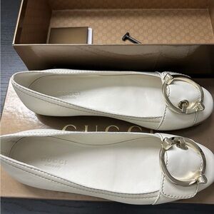Gucci Women's white leather flats brand new with box and tags size 5.5